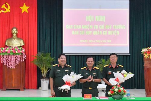 Bàn giao nhiệm vụ Chỉ huy trưởng Ban Chỉ huy Quân sự huyện Châu Phú