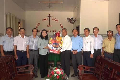 Chủ tịch UBMTTQVN tỉnh thăm, chúc mừng Lễ Phục sinh 2025 tại huyện Thoại Sơn