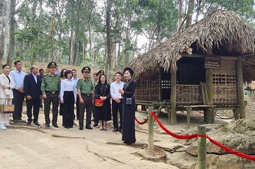 Đại biểu dự Hội nghị Báo cáo viên Trung ương toàn quốc về nguồn tại Khu di tích Quốc gia đặc biệt Tân Trào