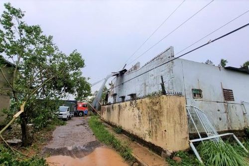 Bảo Lộc: Mưa đá kèm lốc xoáy làm tốc mái nhiều nhà dân