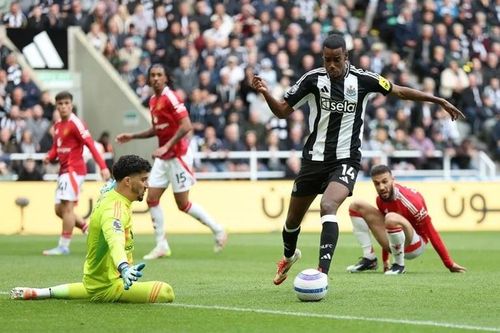 Newcastle vươn lên thứ 4 khi đè bẹp Man Utd trong hiệp 2