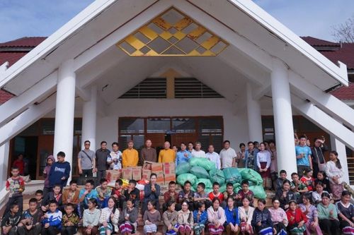 Ban Trị sự GHPGVN tỉnh Thanh Hóa tặng quà đến các em học sinh nhân dịp Tết cổ truyền Bunpimay (Lào)