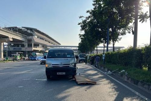 Chống nạng băng qua xa lộ, người đàn ông bị ô tô tông tử vong