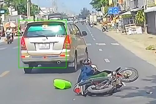 Lao ra đường thiếu quan sát, người phụ nữ đi xe máy bị ô tô đâm ngã