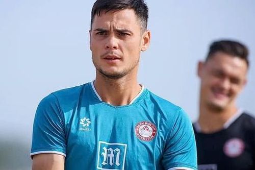 Đội bóng V-League gặp sự cố khó đỡ, trung vệ Việt kiều phải 'đóng vai' thủ môn