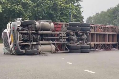 Bình Dương: Xe container lật nhào khi ôm cua ở vòng xoay Mỹ Phước 3