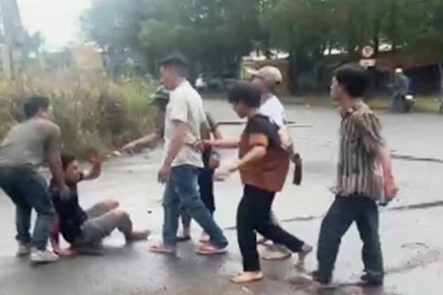 Mâu thuẫn khi lùi ô tô, 3 người bị chém trọng thương