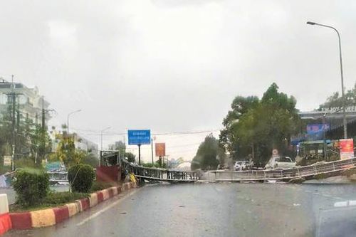 Cổng chào và nhiều cây đổ sập trong cơn mưa dông ở Đắk Nông