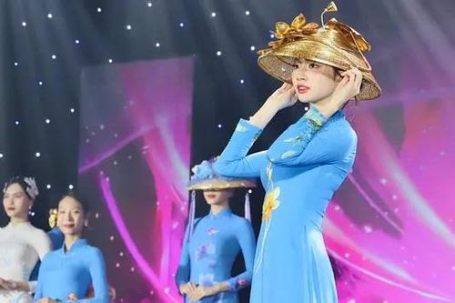 Đặc sắc áo dài 'Hương sắc Việt Nam'