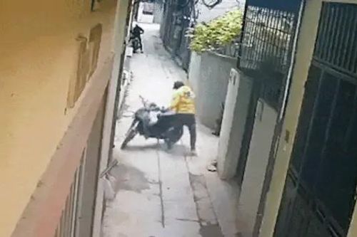 Chủ nhà bất lực đuổi theo kẻ trộm xe máy