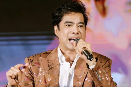 Khán giả Bắc Ninh 'đội mưa' đến 3 giờ sáng xem Ngọc Sơn biểu diễn
