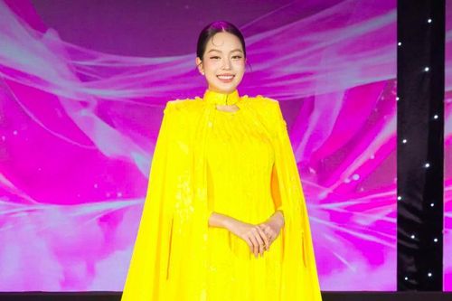 Hoa hậu Thanh Thủy rạng rỡ trong tà áo dài 'Hương sắc Việt Nam'