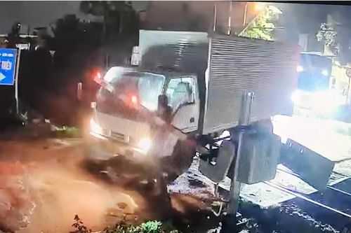 Tước giấy phép tài xế xe tải cố tình vượt đường ngang khi gác chắn tàu đã đóng