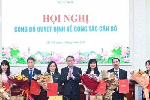 Bộ Tư pháp công bố quyết định điều động, bổ nhiệm cán bộ