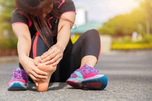 4 dấu hiệu khi đi bộ báo động cơ thể bạn có cục máu đông