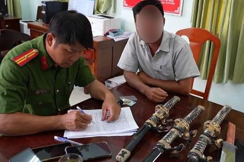 Lên mạng xã hội mua đao, kiếm về nhà để trưng bày