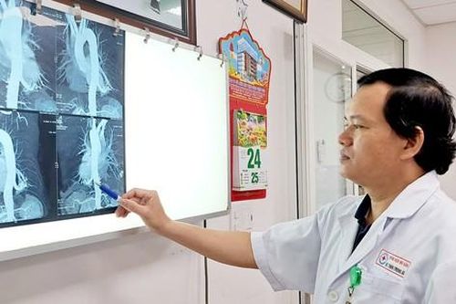 Phát hiện bệnh phổi hiếm gặp từ cơn đau lưng