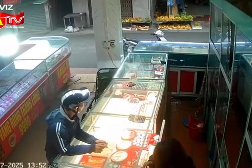 Nam thanh niên cướp giật vàng giữa ban ngày