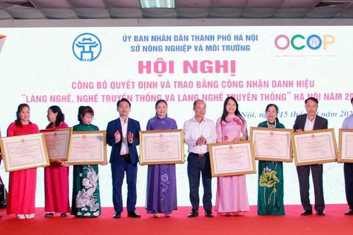 Trao quyết định công nhận các danh hiệu làng nghề và chứng nhận sản phẩm OCOP