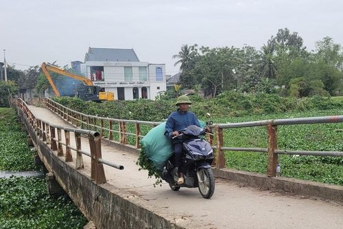 Bất an khi qua cầu hàng chục năm tuổi