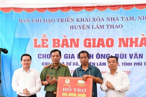 Công an tỉnh Phú Thọ trao tặng 2 nhà tình nghĩa cho hộ nghèo