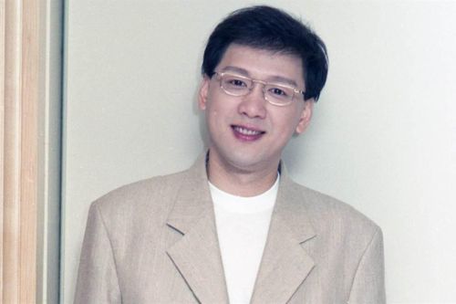 Ca sĩ Lý Mậu Sơn làm bồi bàn