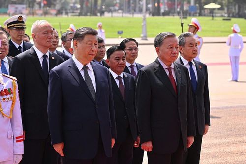 Tổng Bí thư Trung Quốc vào Lăng viếng Chủ tịch Hồ Chí Minh