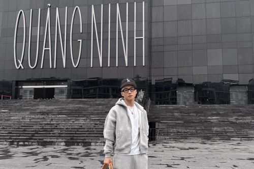 Sơn Tùng M-TP check-in 'hờn dỗi' tại Bảo tàng Quảng Ninh