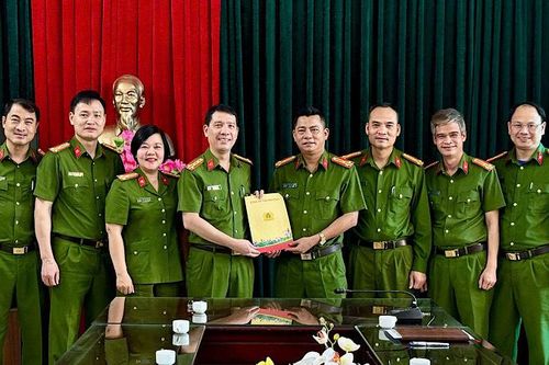 Công an Nam Định thưởng nóng Phòng Cảnh sát Điều tra tội phạm về ma túy