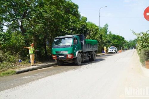 Quảng Nam xử lý xe tải chở vật liệu gây mất an toàn giao thông