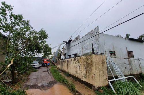 Mưa đá kèm lốc xoáy làm 4 nhà dân ở Lâm Đồng bị hư hại