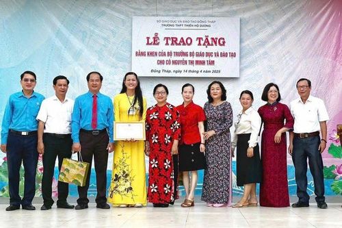 Tặng bằng khen của Bộ trưởng Giáo dục và Đào tạo cho nữ giáo viên nhân ái ở Đồng Tháp
