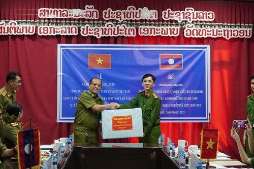 Đoàn công tác Công an tỉnh Điện Biên thăm, làm việc với Công an 3 tỉnh Bắc Lào