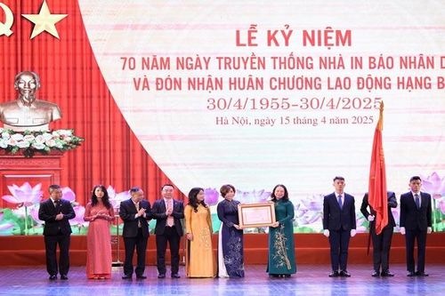 Nhà in Báo Nhân Dân đón nhận Huân chương Lao động hạng Ba