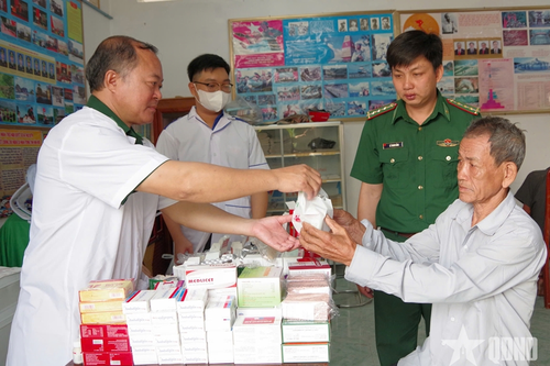 Bộ Y tế đề xuất chế độ phụ cấp đặc thù với nhân viên y tế bao gồm cả sĩ quan, quân nhân chuyên nghiệp