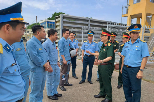 Trung tướng Phạm Trường Sơn kiểm tra công tác huấn luyện và chuẩn bị bay