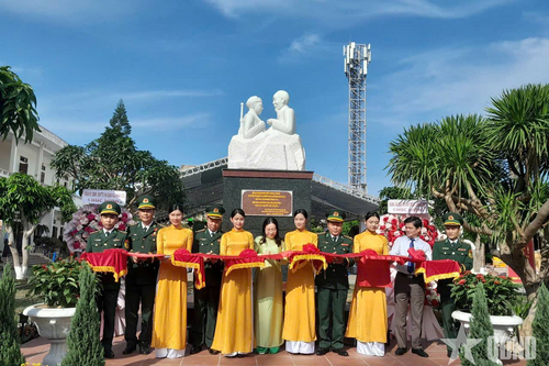 Khánh thành tượng đài Bác Hồ với chiến sĩ Biên phòng