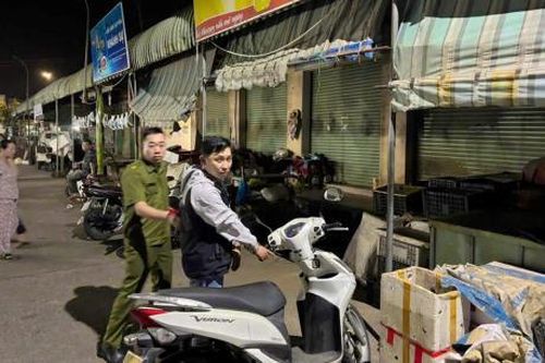 'Hai ngón' sa lưới ở chợ quê