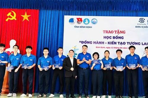 Trao tặng 2,3 tỉ đồng học bổng cho học sinh THPT tỉnh Bình Định