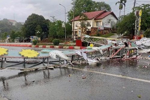 Mưa lớn kèm gió lốc làm sập cổng chào, cây xanh ngã đổ ở Gia Nghĩa, Đắk Nông