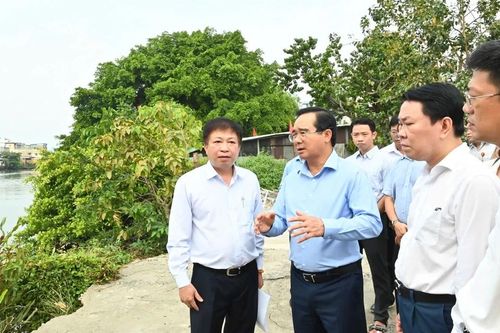 Chủ tịch UBND TPHCM Nguyễn Văn Được khảo sát việc di dời nhà ven kênh, rạch tại quận 8