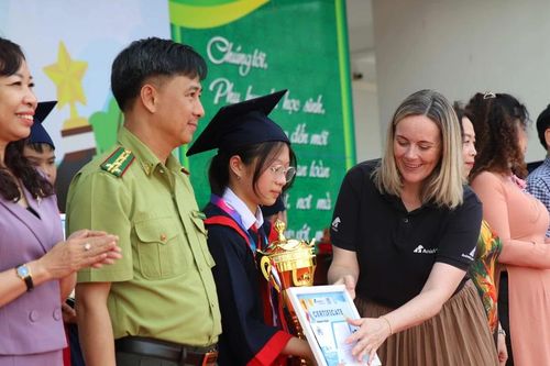 Học sinh Hà Nội dựng 'lá chắn xanh' bảo vệ loài gấu