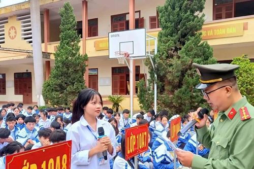 Phổ biến kiến thức về phòng chống lừa đảo công nghệ cao cho học sinh vùng cao