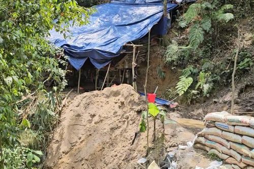 Điểm khai thác vàng trái phép giữa rừng ở Quảng Trị