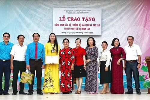 Bộ trưởng Bộ GD&ĐT tặng Bằng khen giáo viên, sinh viên khuyết tật vượt khó
