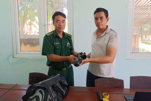 Đồn Biên phòng Mũi Né tiếp nhận súng tự chế do người dân giao nộp