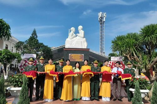 Khánh thành Tượng đài 'Bác Hồ với chiến sĩ Biên phòng'