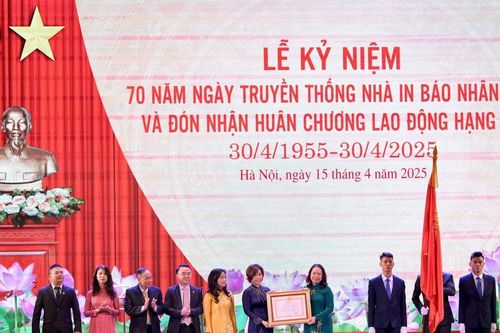 70 năm cống hiến: Nhà in Báo Nhân Dân Hà Nội nhận Huân chương Lao động hạng Ba lần thứ hai