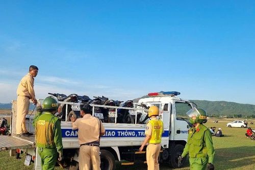 Gia Lai: Nhóm thanh thiếu niên tụ tập đua xe chạy tán loạn khi bị Công an phát hiện
