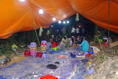 Triệt phá sới bạc khủng giữa rừng, bắt giữ 36 đối tượng